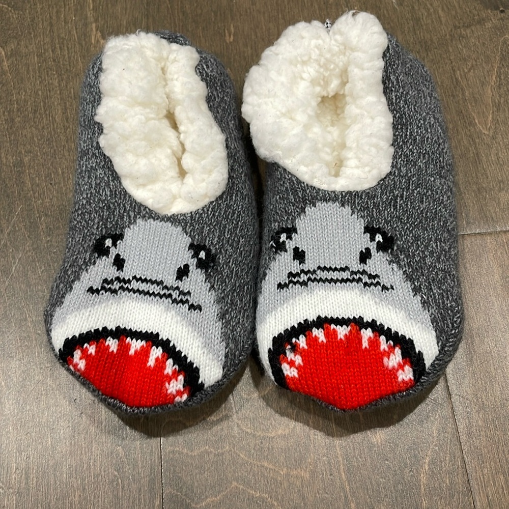 NWT Youth Northeast Outfitters Cozy Cabin Shark Slippers